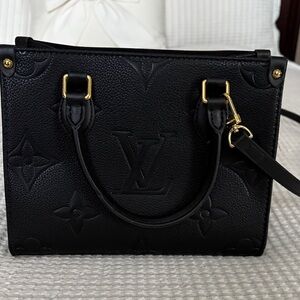 Fashion Black Embossed Shoulder Bag new without Tags